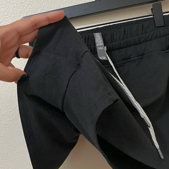 •VUORI• Women’s Halo Performance Shorts 2.0 Black Heather Dream Knit 3” Inseam - Picture 6 of 7